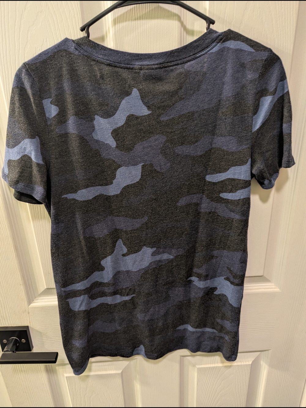 PINK Victoria's Secret Women's Camo V-Neck Short Sleeve Tee - Blue & Black - Picture 4 of 5